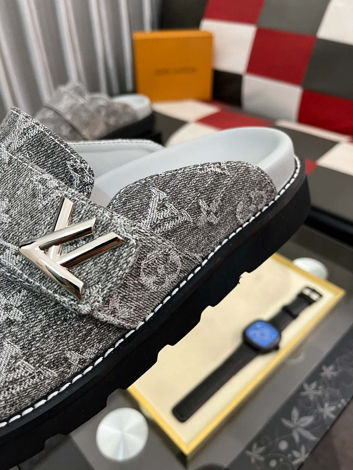 Men's men's shoes 💰420⌚️⌚️lv new Baotou half-slippers winterbreak comfert flat slippers lv letter and monogram floral embellished leather pattern, with sheepskin lining, suitable for indoor and outdoor wear. The water table is made of high-density foam material, which is light and comfortable. The sole has a certain thickness and the anti-aging effect is also good! Premium size: 38-444️⃣Colors available